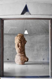 Vue exposition Sonder le mystère, Jesus, ht: 270cm, cèdre,  2022 Annabelle Hyvrier sculpture