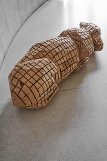 Vue exposition Sonder le mystère, Mad dog, 150 x 50 cm cèdre,  2022 Annabelle Hyvrier sculpture