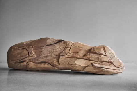 Rocket dog, cèdre, 145 x37 x 45 cm, 2022 Annabelle Hyvrier sculpture