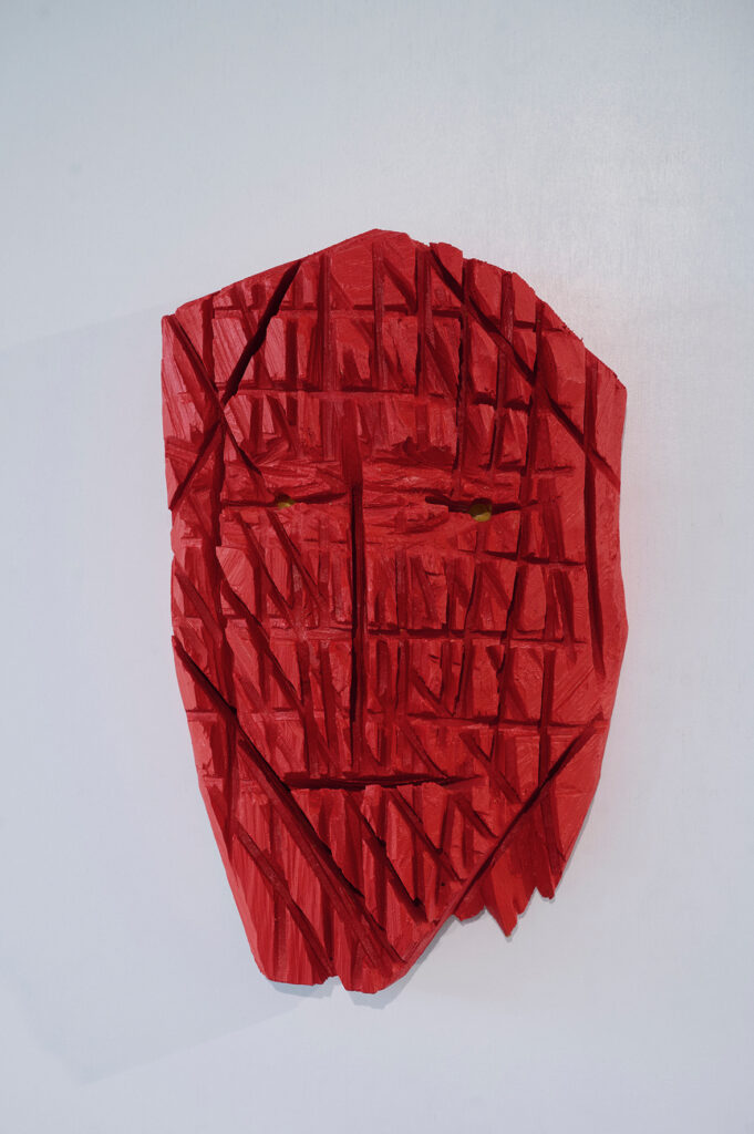 Le fantôme et l'humour, cèdre, peinture, 2023, Ht: 48 x 26 x 14 cm