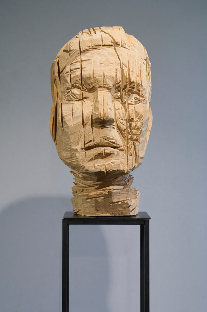 Olivia, cèdre, acier, 2023, ht: 78 x 32 x 32 cm, Annabelle Hyvrier sculpture