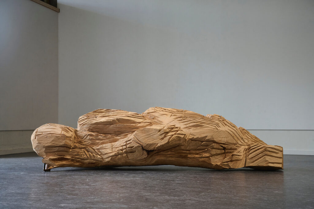 Personnage couché, installation Dreams, cèdre, acier, 2023