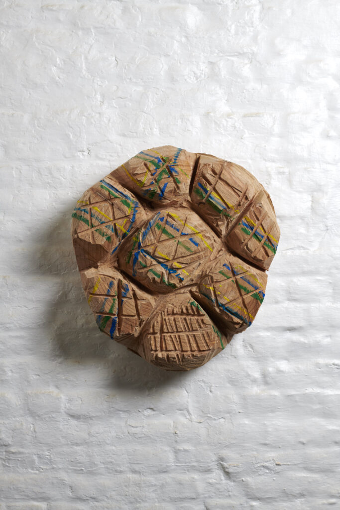 Sans titre, 2019, cèdre, peinture, ht: 41 x31cm, Annabelle Hyvrier sculpture