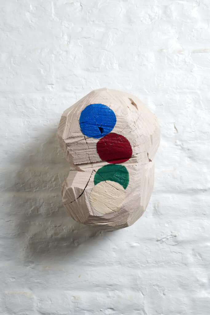 Sans titre, 2019, cèdre, peinture, ht: 35 x 20cm, Annabelle Hyvrier sculpture