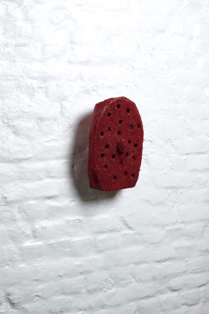 'Masque Français', 2019, cèdre, peinture, perles. Ht: 33 x 23cm Annabelle Hyvrier sculpture