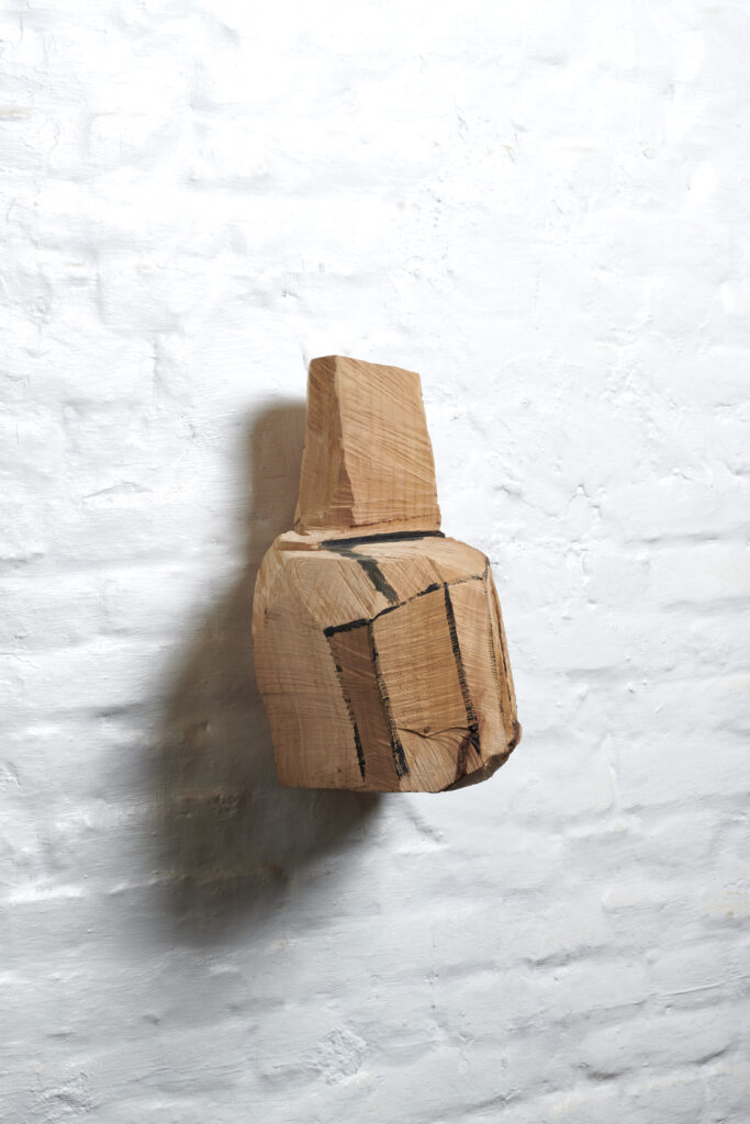 Sans titre, 2019, cèdre, peinture, ht: 35 x 20cm, Annabelle Hyvrier sculpture