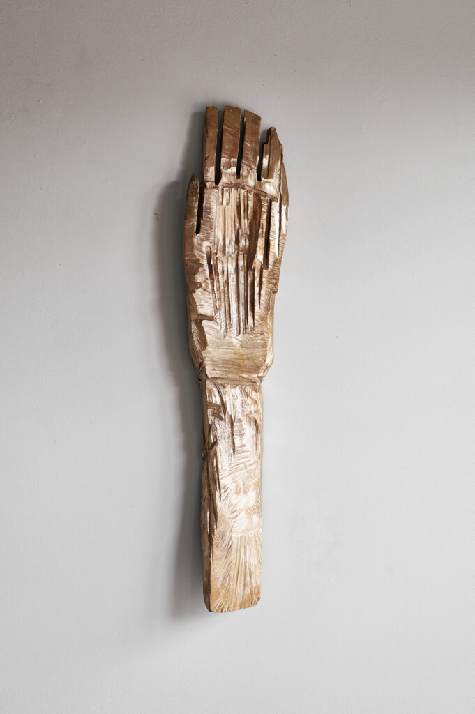 La main, 2022, 84x 15 x 6 cm, bronze, Annabelle Hyvrier sculpture