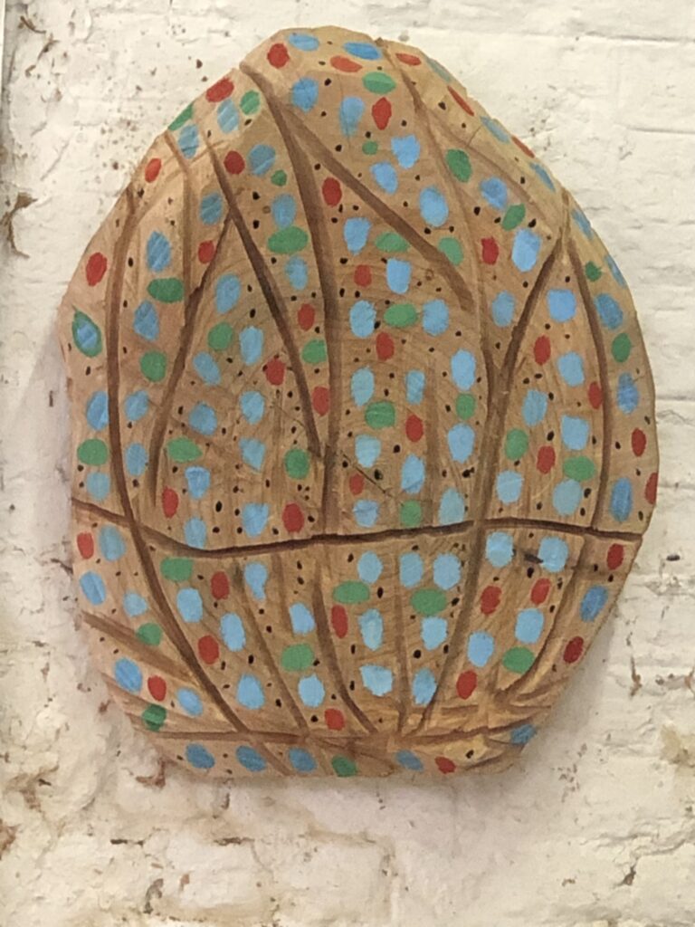 'De la lumière dans le jardin' 2019, cèdre, peinture, Ht: 62 x 49 cm, Annabelle Hyvrier sculpture