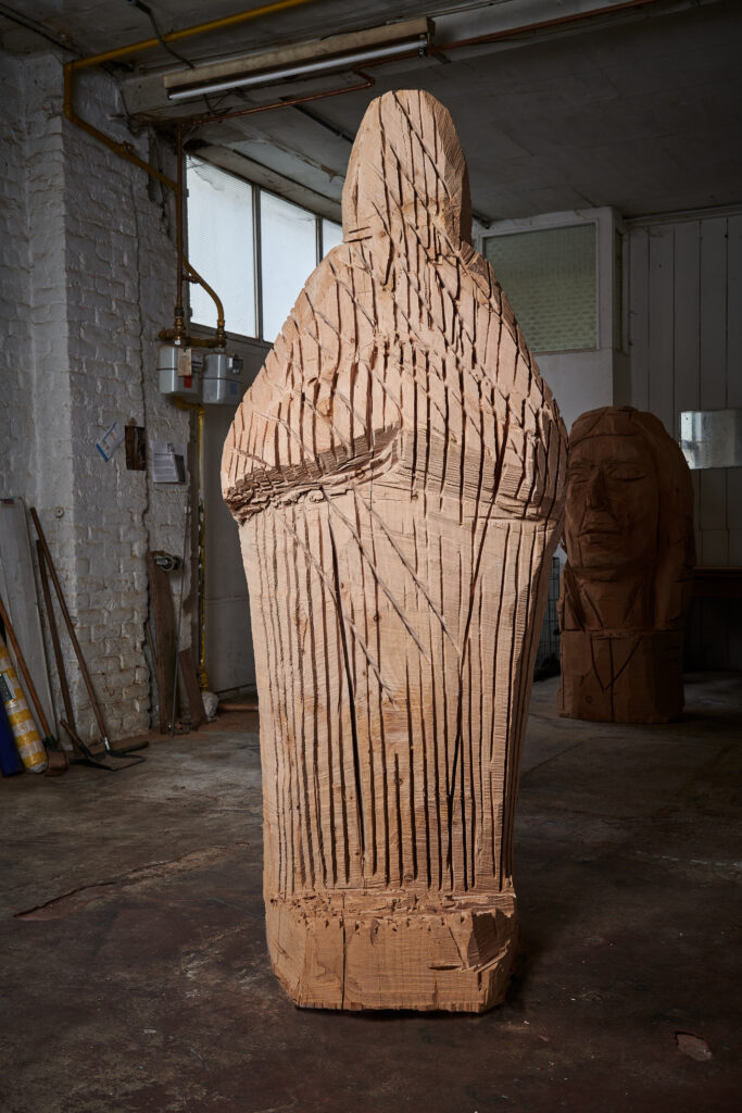 Madone, 2020, cèdre, ht: 200x 70cm